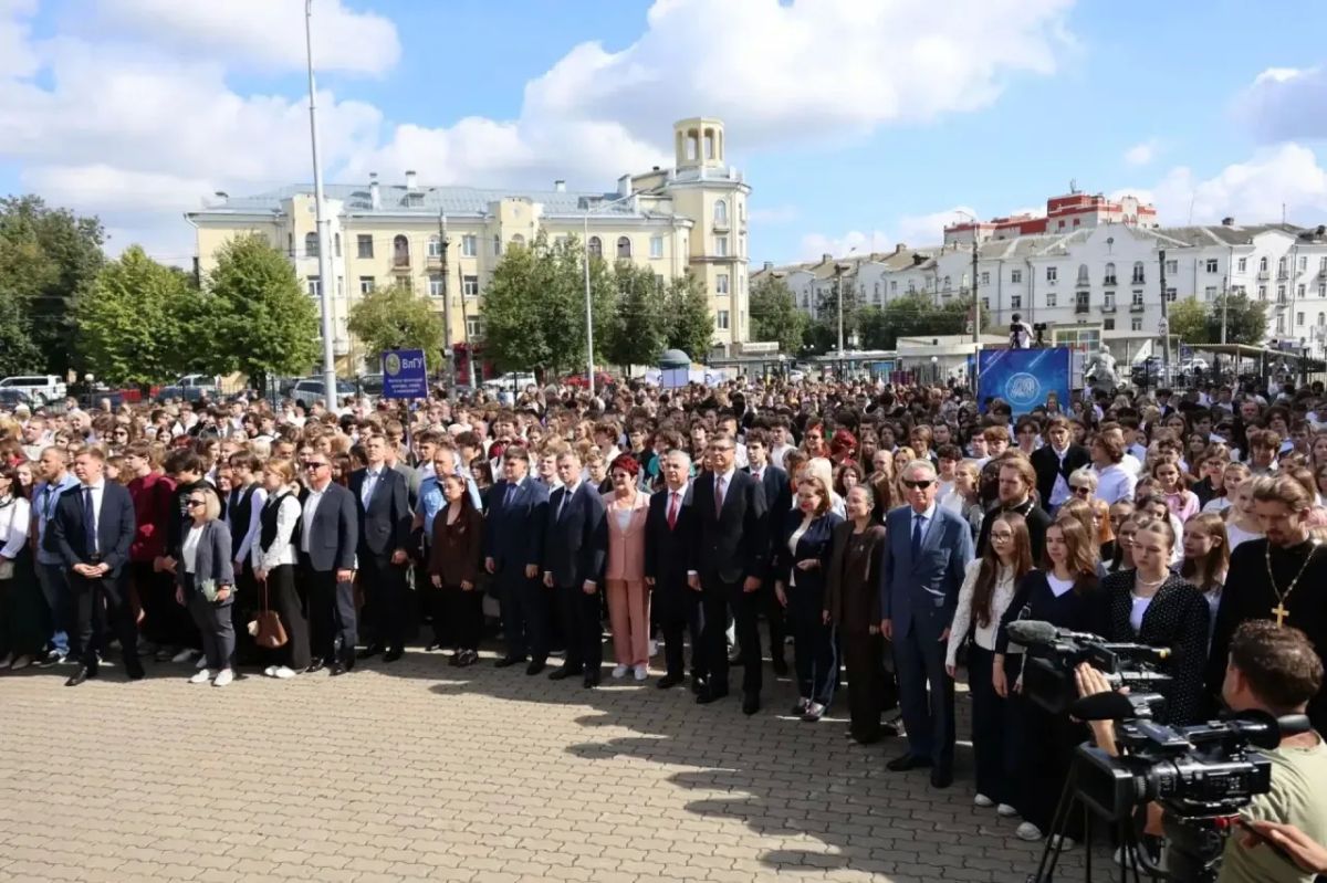 Торжественные линейки прошли не только для школьников, но и для студентов Торжественные линейки прошли не только для школьников, но и для студентов