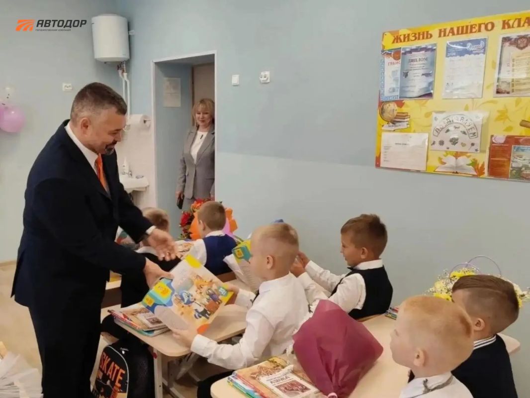 В День знаний сотрудники Автодора совместно с подразделениями Госавтоинспекции провели открытые уроки дорожной безопасности для школьников В День знаний сотрудники Автодора совместно с подразделениями Госавтоинспекции провели открытые уроки дорожной безопасности для школьников