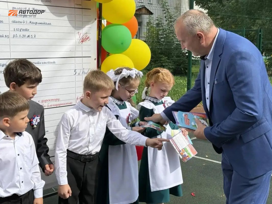 В День знаний сотрудники Автодора совместно с подразделениями Госавтоинспекции провели открытые уроки дорожной безопасности для школьников В День знаний сотрудники Автодора совместно с подразделениями Госавтоинспекции провели открытые уроки дорожной безопасности для школьников