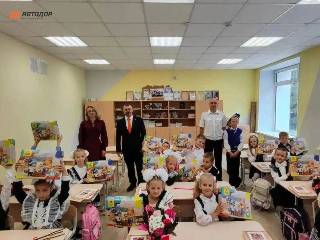 В День знаний сотрудники Автодора совместно с подразделениями Госавтоинспекции провели открытые уроки дорожной безопасности для школьников В День знаний сотрудники Автодора совместно с подразделениями Госавтоинспекции провели открытые уроки дорожной безопасности для школьников