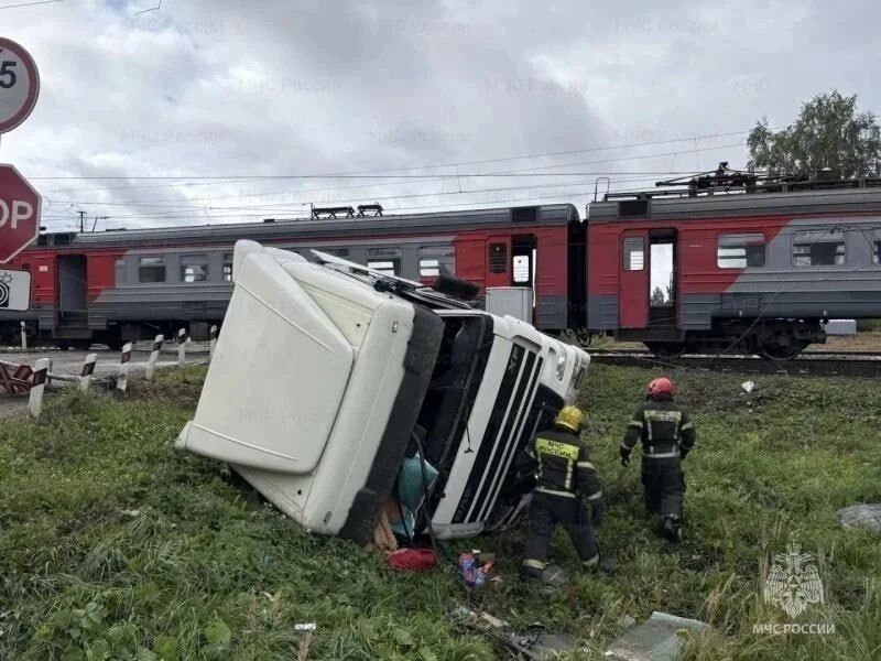 Электричка врезалась в грузовик на переезде во Владимирской области Электричка врезалась в грузовик на переезде во Владимирской области