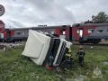 ДТП с электричкой и грузовиком произошло во Владимирской области, с рельсов сошли два вагона, предварительно, водитель автомобиля погиб