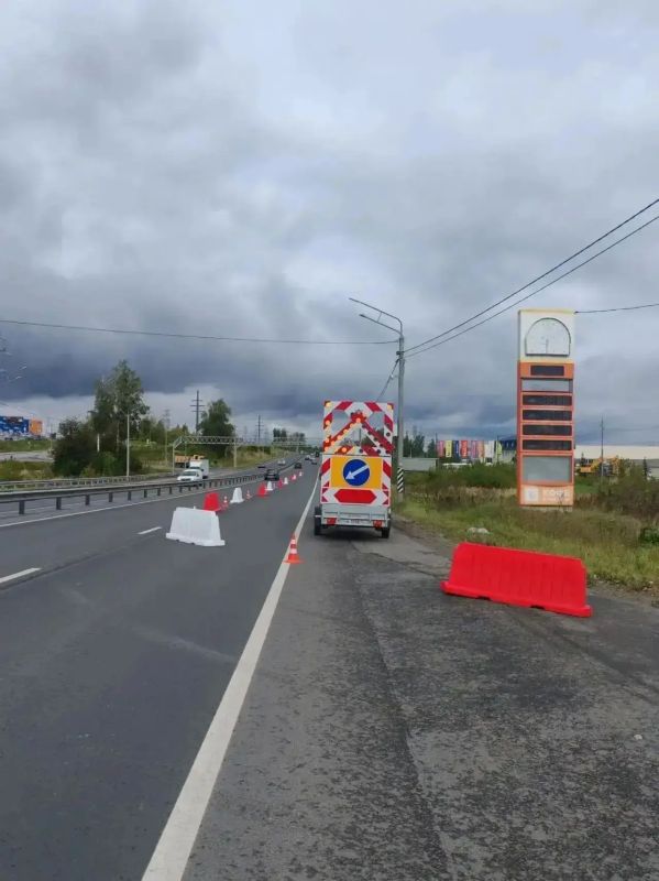 На Пекинке у новой дороги монтируют светофор На Пекинке у новой дороги монтируют светофор