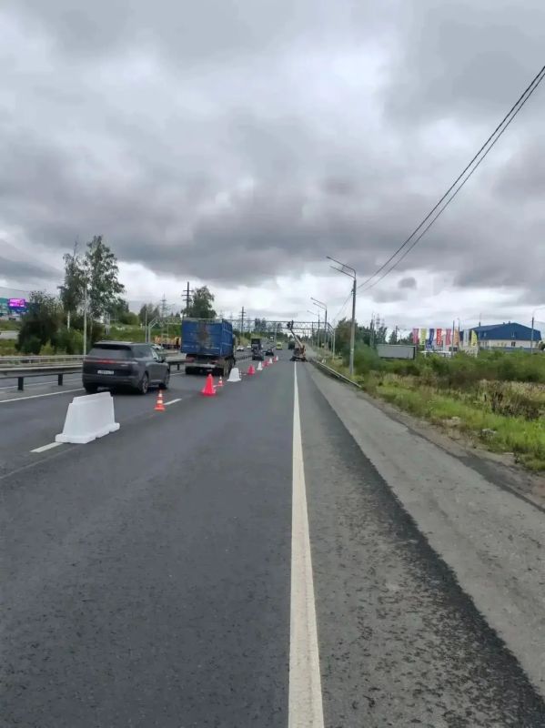 На Пекинке у новой дороги монтируют светофор На Пекинке у новой дороги монтируют светофор