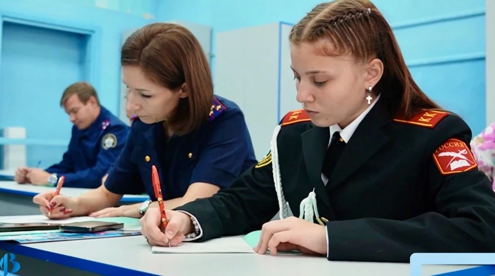 Сотрудники следственного управления СК России по Владимирской области вместе с подшефными кадетами написали диктант, посвященный истории следственных органов Сотрудники следственного управления СК России по Владимирской области вместе с подшефными кадетами написали диктант, посвященный истории следственных органов