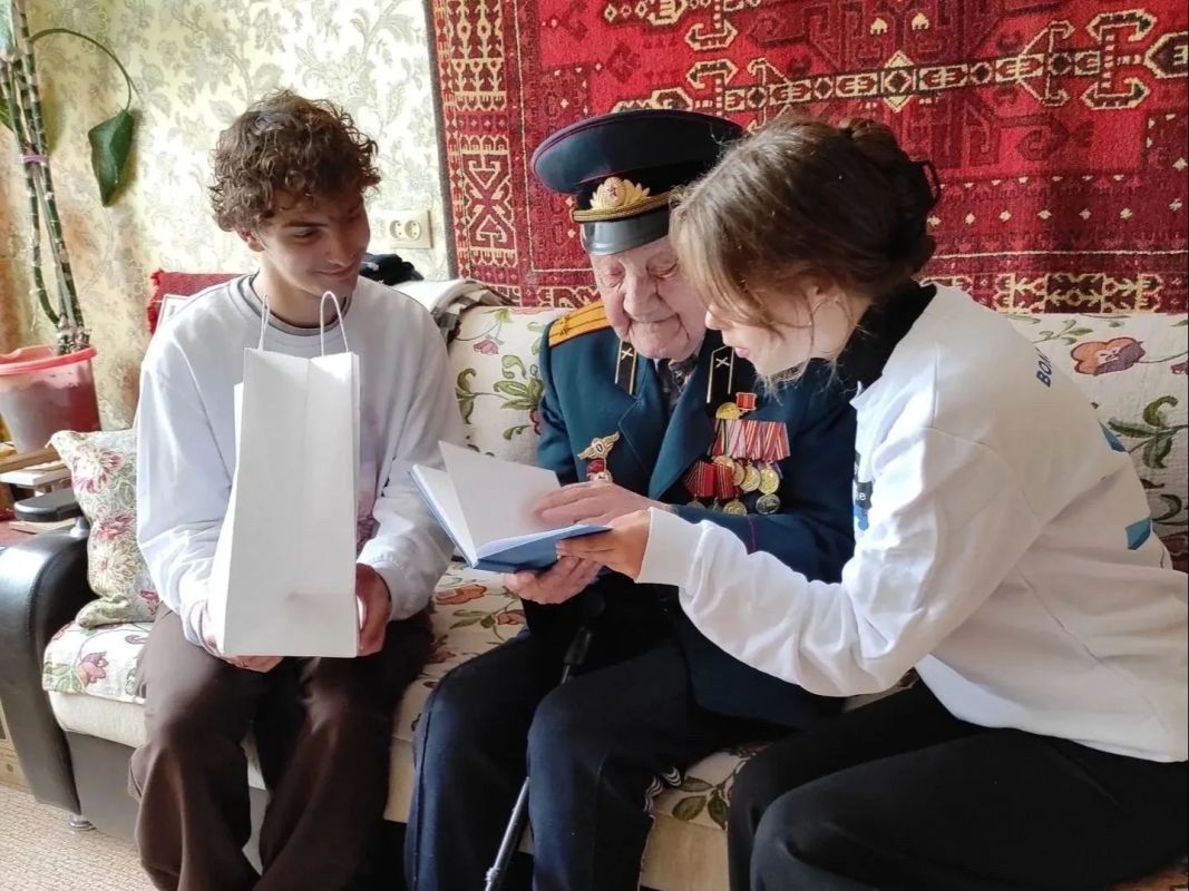Активисты «Волонтёры Победы» поздравили с Днём окончания Второй мировой войны Шарлыкова Евгения Павловича Активисты «Волонтёры Победы» поздравили с Днём окончания Второй мировой войны Шарлыкова Евгения Павловича