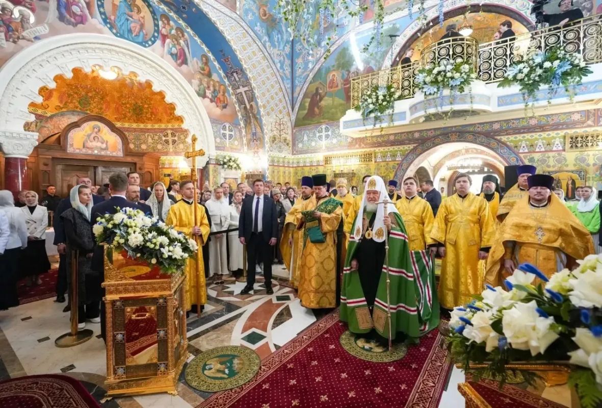 Святейший Патриарх Кирилл освятил храм на территории Федерального научного центра гигиены имени Ф. Ф. Эрисмана Святейший Патриарх Кирилл освятил храм на территории Федерального научного центра гигиены имени Ф. Ф. Эрисмана