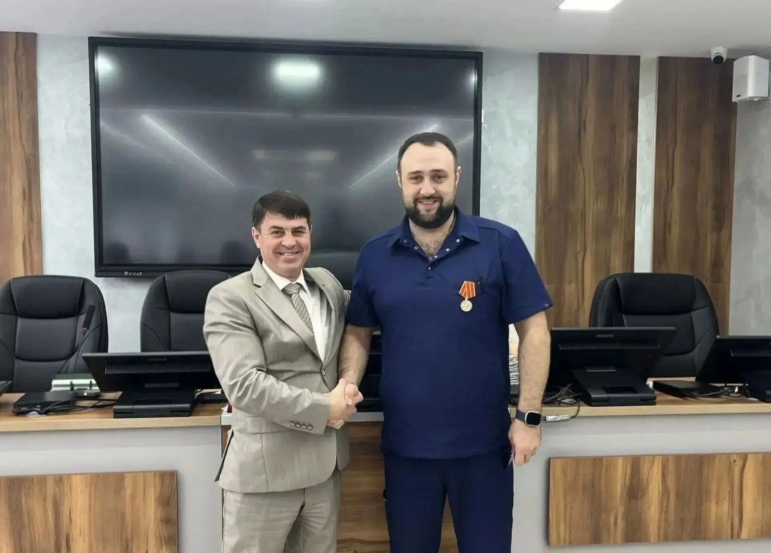 Главврач Областного клинического центра экстренной медпомощи Абакар Абдуллаев удостоен медали «За содружество в деле спасения»