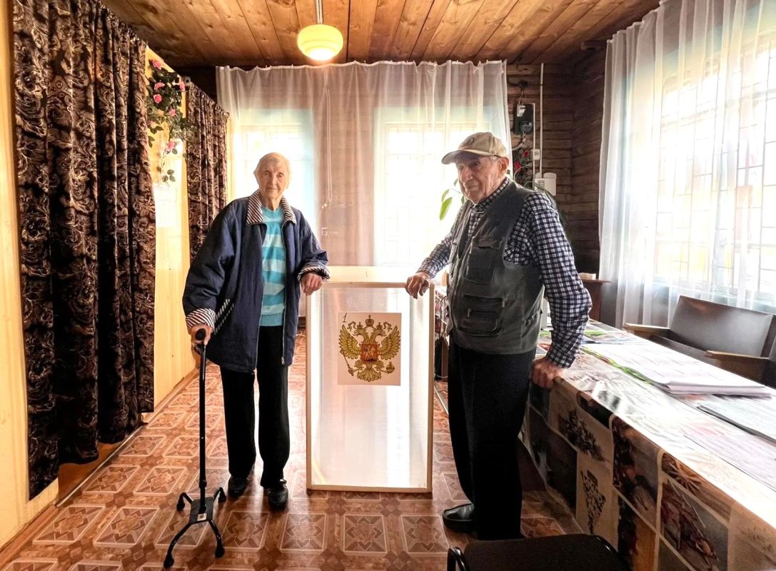 На избирательном участке № 445 в Лунево голосуют наши уважаемые избиратели Нинель Яковлевна и Михаил Дмитриевич