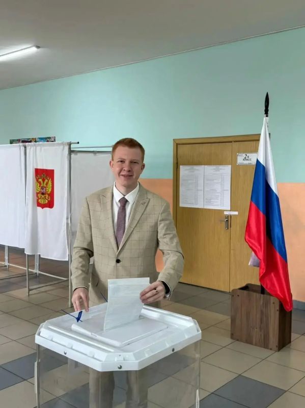 Многие студенты, преподаватели и сотрудники Владимирского филиала Президентской академии уже выполнили свой гражданский долг на избирательных участках или с помощью дистанционного электронного голосования и делятся своими... Многие студенты, преподаватели и сотрудники Владимирского филиала Президентской академии уже выполнили свой гражданский долг на избирательных участках или с помощью дистанционного электронного голосования и делятся своими...