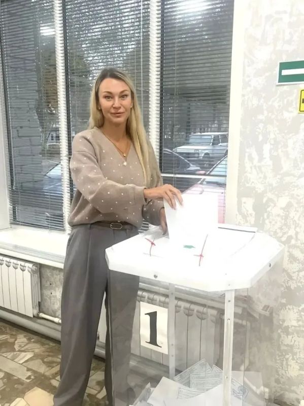 Многие студенты, преподаватели и сотрудники Владимирского филиала Президентской академии уже выполнили свой гражданский долг на избирательных участках или с помощью дистанционного электронного голосования и делятся своими... Многие студенты, преподаватели и сотрудники Владимирского филиала Президентской академии уже выполнили свой гражданский долг на избирательных участках или с помощью дистанционного электронного голосования и делятся своими...
