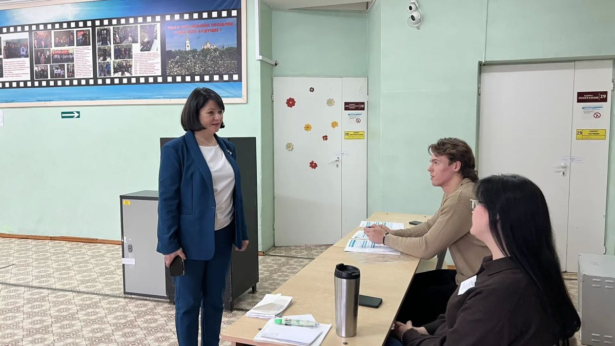 Познакомилась с ребятами, которые работают в молодежных избирательных участка Познакомилась с ребятами, которые работают в молодежных избирательных участка
