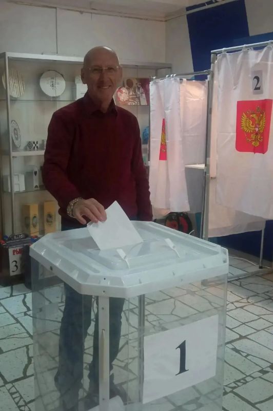 Многие студенты, преподаватели и сотрудники Владимирского филиала Президентской академии уже выполнили свой гражданский долг на избирательных участках или с помощью дистанционного электронного голосования и делятся своими... Многие студенты, преподаватели и сотрудники Владимирского филиала Президентской академии уже выполнили свой гражданский долг на избирательных участках или с помощью дистанционного электронного голосования и делятся своими...