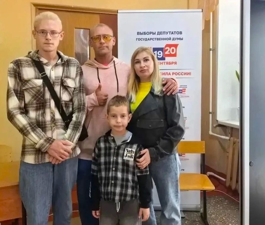 На выборы – все вместе!. Во Владимирской области стало хорошей традицией приходить на избирательный участок всей семьей, голосовать и делать общее фото – два, а то и три поколения в кадре На выборы – все вместе!. Во Владимирской области стало хорошей традицией приходить на избирательный участок всей семьей, голосовать и делать общее фото – два, а то и три поколения в кадре