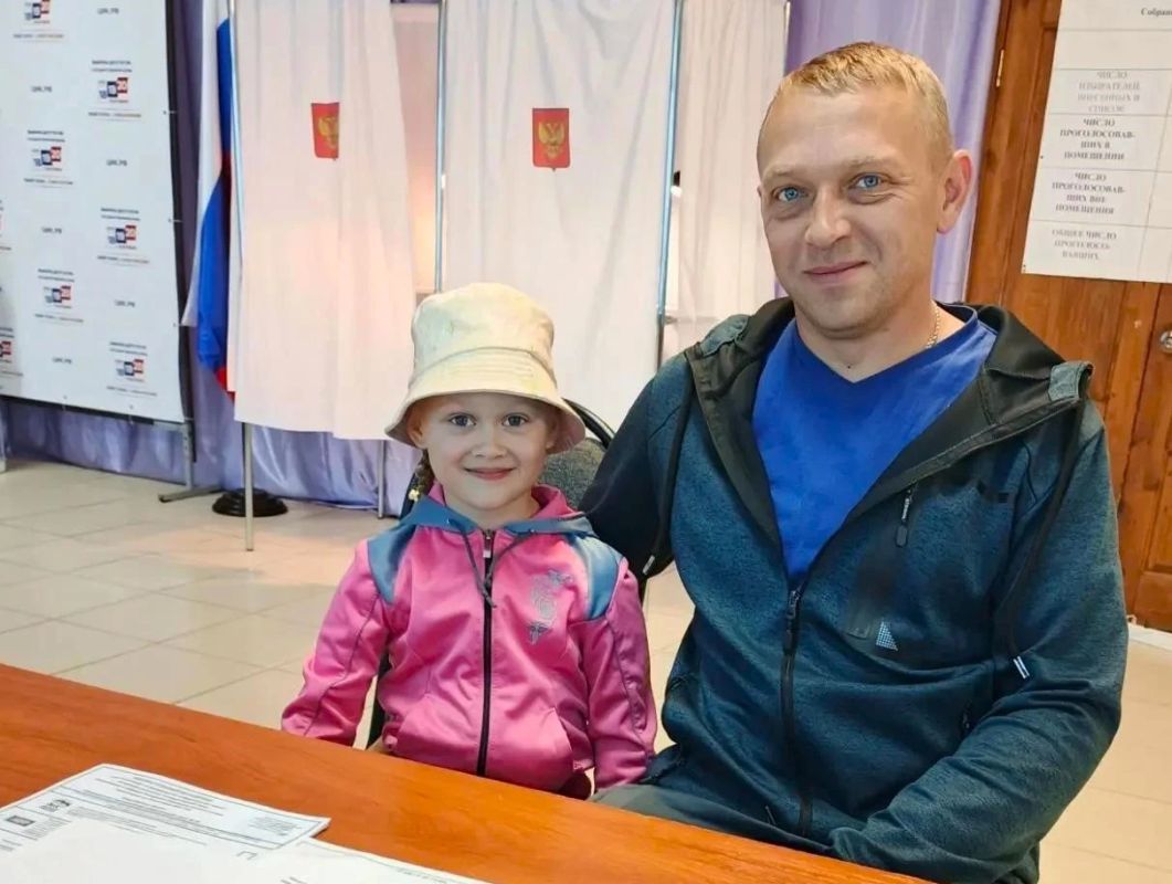 На выборы – все вместе!. Во Владимирской области стало хорошей традицией приходить на избирательный участок всей семьей, голосовать и делать общее фото – два, а то и три поколения в кадре На выборы – все вместе!. Во Владимирской области стало хорошей традицией приходить на избирательный участок всей семьей, голосовать и делать общее фото – два, а то и три поколения в кадре