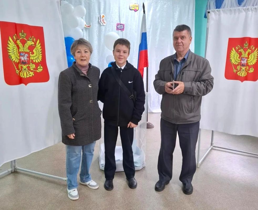 На выборы – все вместе!. Во Владимирской области стало хорошей традицией приходить на избирательный участок всей семьей, голосовать и делать общее фото – два, а то и три поколения в кадре На выборы – все вместе!. Во Владимирской области стало хорошей традицией приходить на избирательный участок всей семьей, голосовать и делать общее фото – два, а то и три поколения в кадре