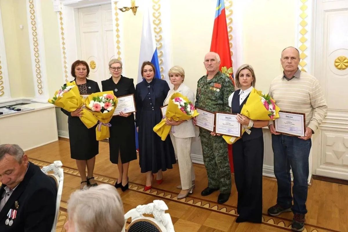 Во Владимирской области наградили тех, кто растит будущее страны, и почтили память героев Во Владимирской области наградили тех, кто растит будущее страны, и почтили память героев