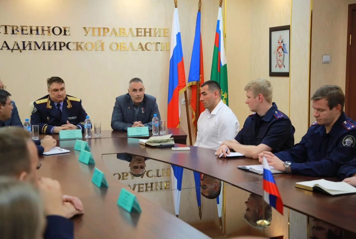 В следственном управлении состоялась встреча с космонавтом и участником СВО, Героем России Е.И. Тарелкиным В следственном управлении состоялась встреча с космонавтом и участником СВО, Героем России Е.И. Тарелкиным