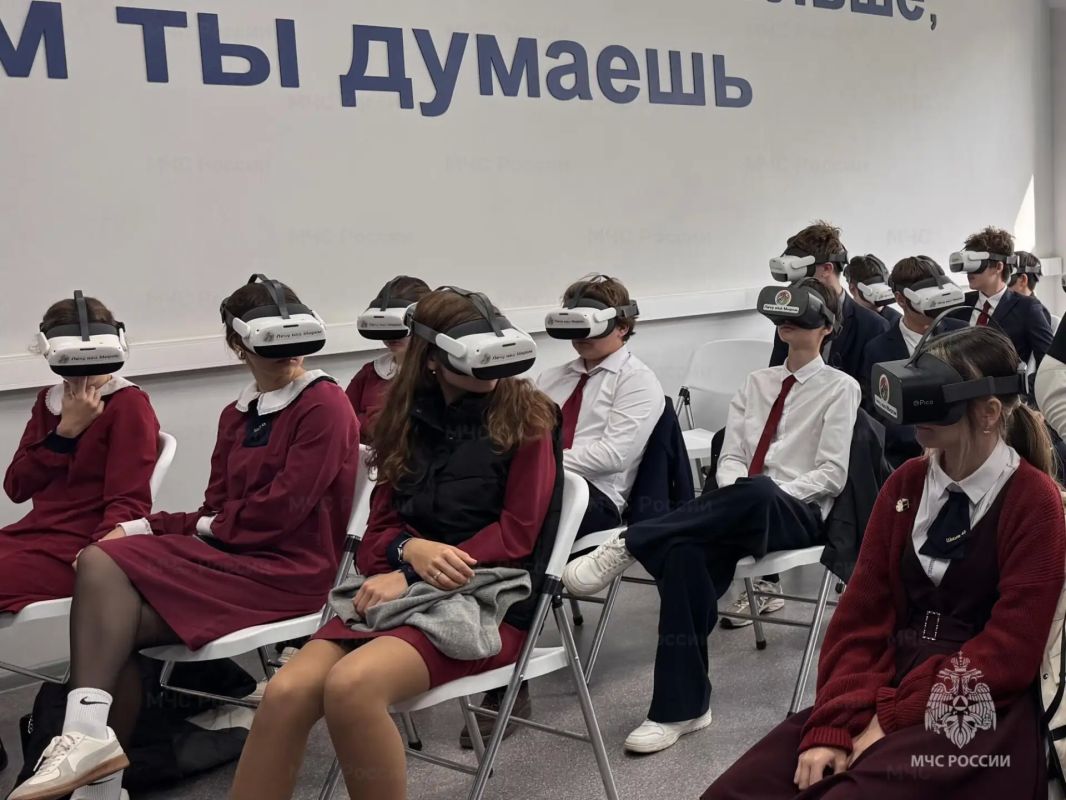 Сотрудники МЧС России приняли участие в «Едином дне профориентации и карьеры» Сотрудники МЧС России приняли участие в «Едином дне профориентации и карьеры»