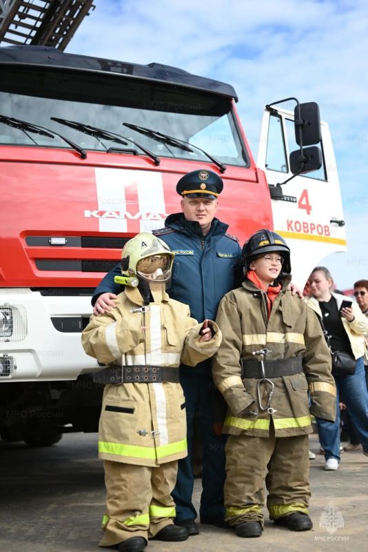 Сотрудники МЧС России провели профилактические мероприятия в новом микрорайоне города Коврова Сотрудники МЧС России провели профилактические мероприятия в новом микрорайоне города Коврова