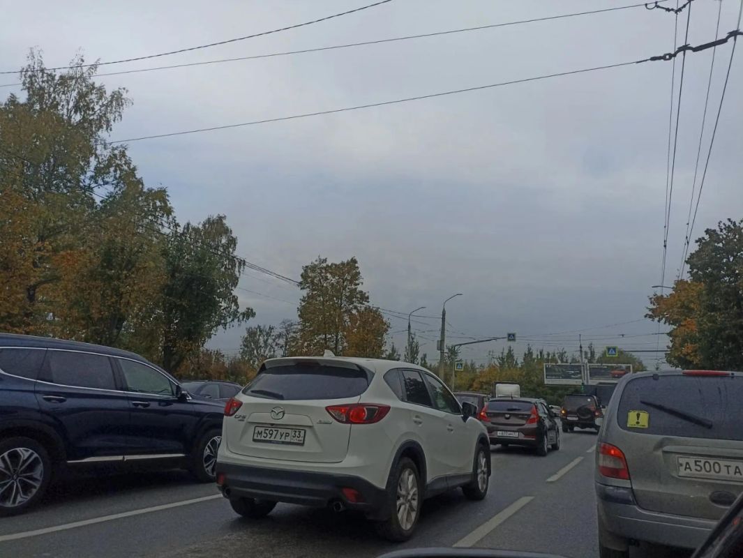 С 30 сентября на перекрестке Верхняя Дуброва и проспекте Ленина меняют схему работы светофора С 30 сентября на перекрестке Верхняя Дуброва и проспекте Ленина меняют схему работы светофора