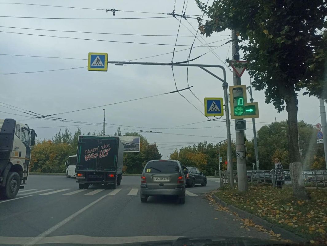 С 30 сентября на перекрестке Верхняя Дуброва и проспекте Ленина меняют схему работы светофора С 30 сентября на перекрестке Верхняя Дуброва и проспекте Ленина меняют схему работы светофора