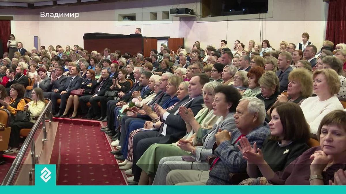 В Областном Дворце культуры сегодня чествовали учителей и педагогов среднего профессионального образования
