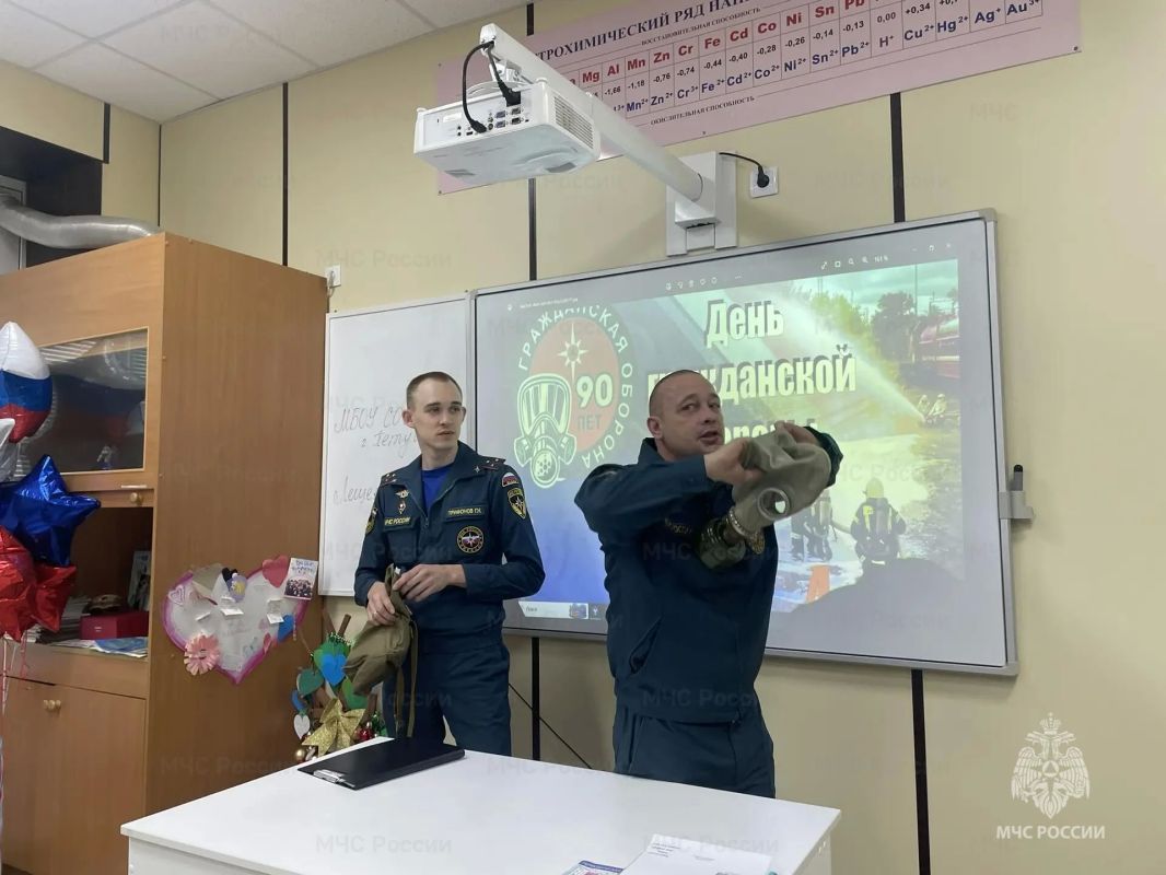 Сотрудники МЧС России проводят уроки культуры безопасности в рамках месячника гражданской обороны Сотрудники МЧС России проводят уроки культуры безопасности в рамках месячника гражданской обороны