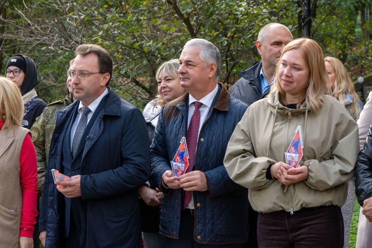 Розы как символ единства: в Патриаршем саду появился «Мост дружбы» Розы как символ единства: в Патриаршем саду появился «Мост дружбы»