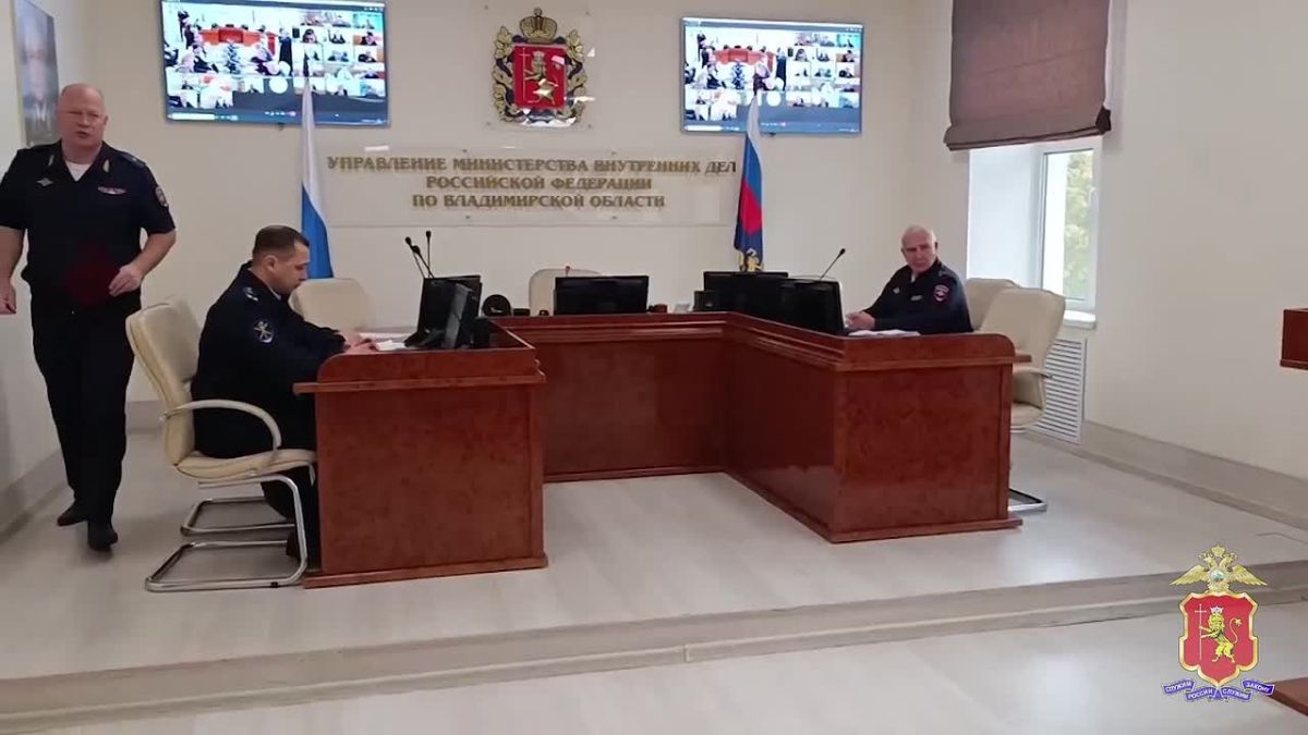 Сотрудники штабных подразделений УМВД России по Владимирской области принимают поздравления с профессиональным праздником
