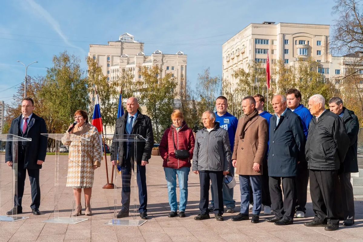Сегодня на площади Победы во Владимире прошла торжественная церемония гашения марки, посвящённой присвоению городу звания «Город трудовой доблести» Сегодня на площади Победы во Владимире прошла торжественная церемония гашения марки, посвящённой присвоению городу звания «Город трудовой доблести»