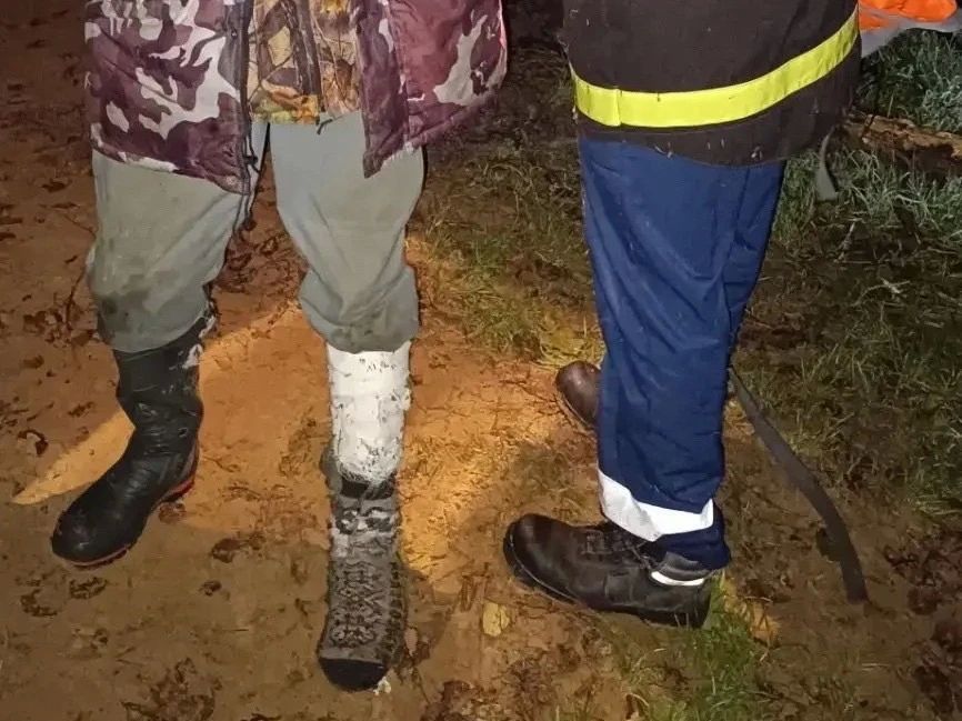 Во Владимирской области спасатели эвакуировали на лодке обгоревшего рыбака