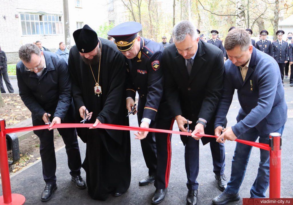 Полицейские участки во Владимире открыли с перерезанием ленточек и Божьей помощью Полицейские участки во Владимире открыли с перерезанием ленточек и Божьей помощью