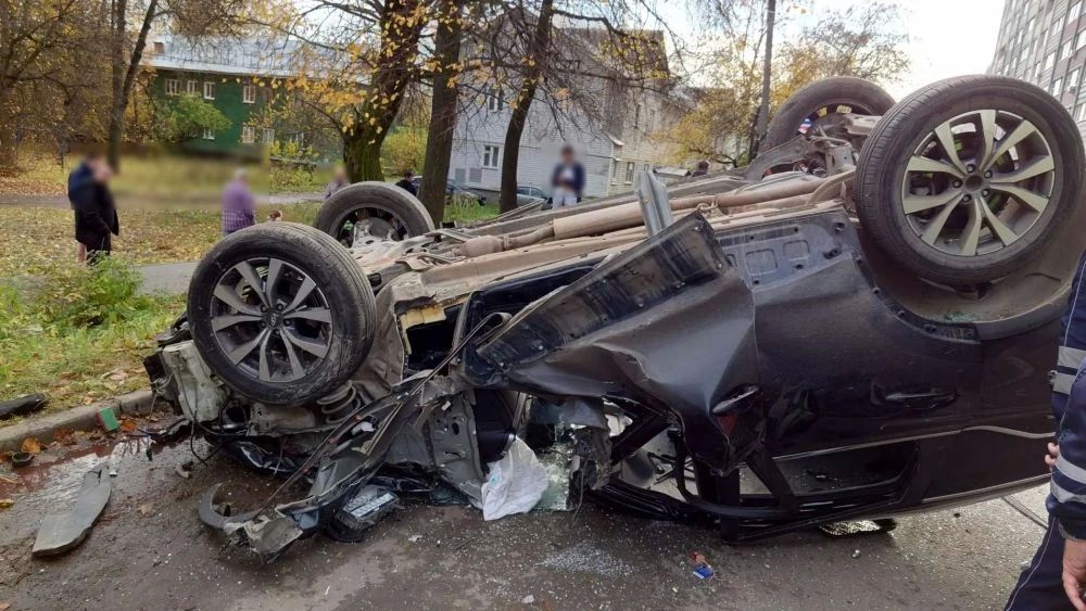 Сотрудники Госавтоинспекции работают на месте ДТП на улице Полины Осипенко в городе Владимире Сотрудники Госавтоинспекции работают на месте ДТП на улице Полины Осипенко в городе Владимире