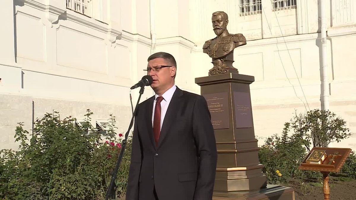Памятник императору Николаю II открыли в Боголюбском женском монастыре