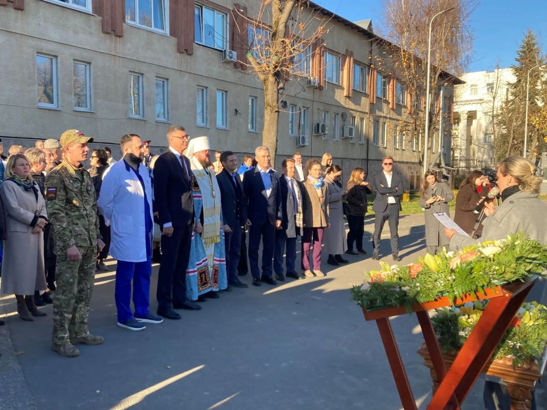 На территории областного клинического центра экстренной медицинской помощи установили бюст известного подвижника архиепископа Симферопольского и Крымского Луки (в миру Валентина Феликсовича Войно-Ясенецкого) На территории областного клинического центра экстренной медицинской помощи установили бюст известного подвижника архиепископа Симферопольского и Крымского Луки (в миру Валентина Феликсовича Войно-Ясенецкого)