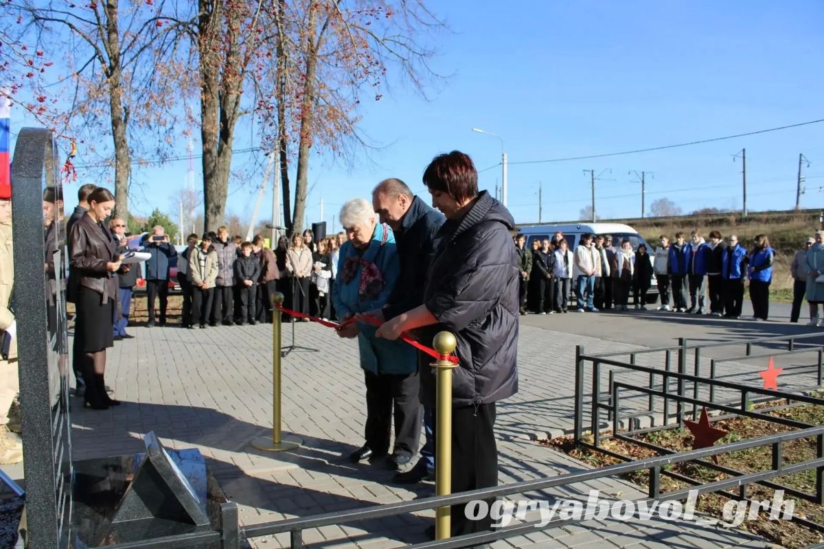 Связь поколений: в поселке Галицы открыли памятник героям-землякам Связь поколений: в поселке Галицы открыли памятник героям-землякам