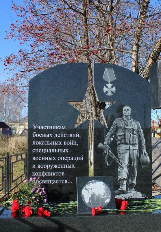 Связь поколений: в поселке Галицы открыли памятник героям-землякам