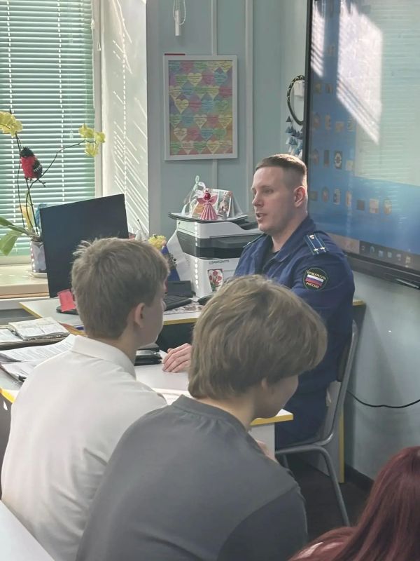 Прокурор Юрьев-Польского района Сергей Лаврентьев рассказал школьникам об ответственности несовершеннолетних Прокурор Юрьев-Польского района Сергей Лаврентьев рассказал школьникам об ответственности несовершеннолетних