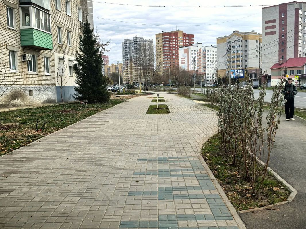 Бульвар и общественное пространство на ул. Строителей преображаются, но сейчас еще пока сложно увидеть как будет выглядеть озеленение, когда посадки разрастутся и войдут в силу Бульвар и общественное пространство на ул. Строителей преображаются, но сейчас еще пока сложно увидеть как будет выглядеть озеленение, когда посадки разрастутся и войдут в силу