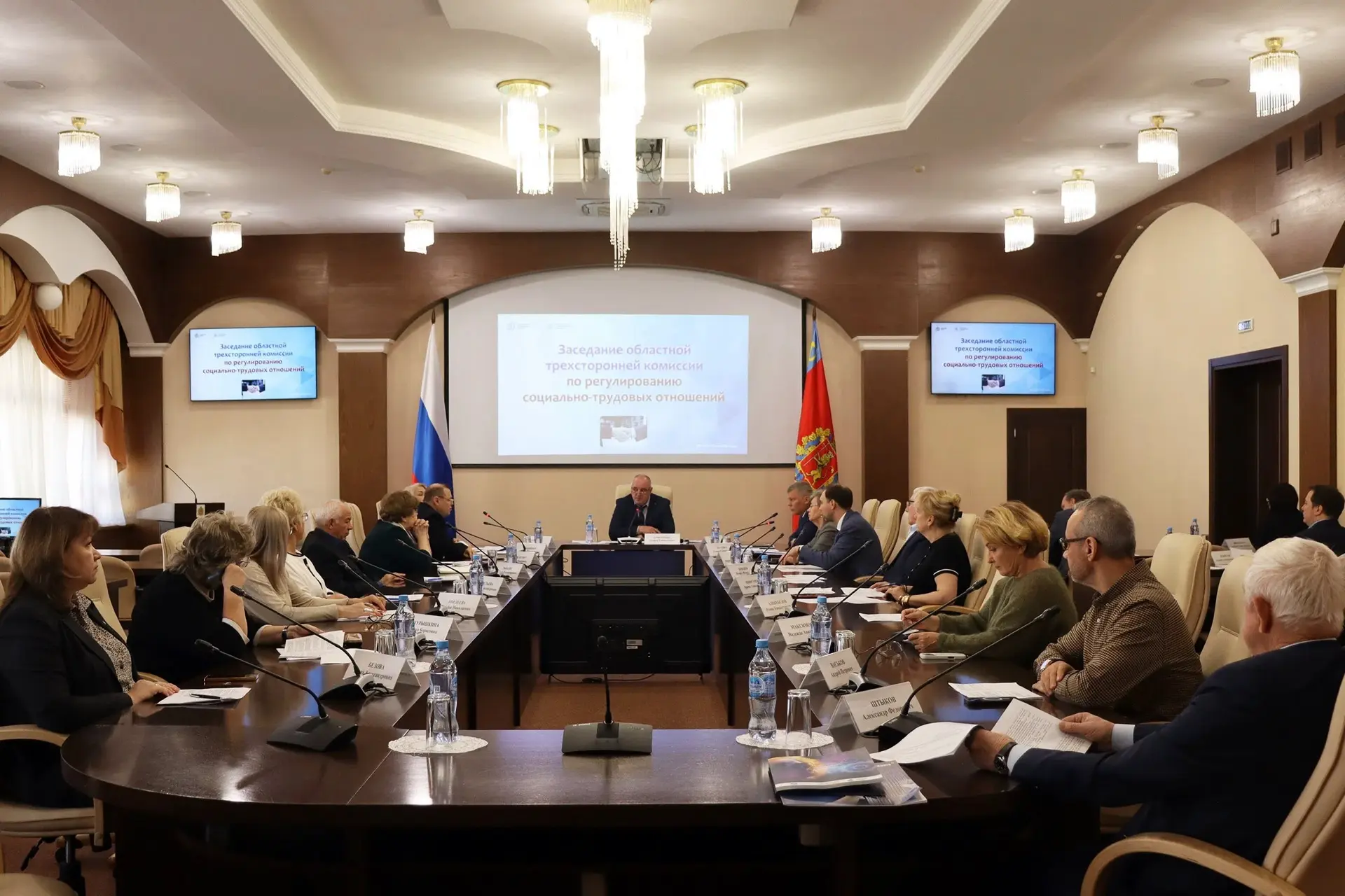 Кадры решают всё. Министр труда и занятости населения Владимирской области Андрей Григорьев провёл заседание областной комиссии, которая объединяет Правительство региона, Союз промышленников и предпринимателей и профсоюзы